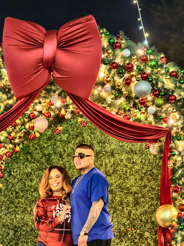 A couple posing in the giant wreath